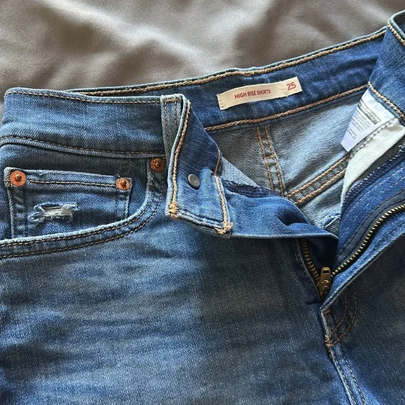 LEVI’S High Rise Short - Picture 2 of 3